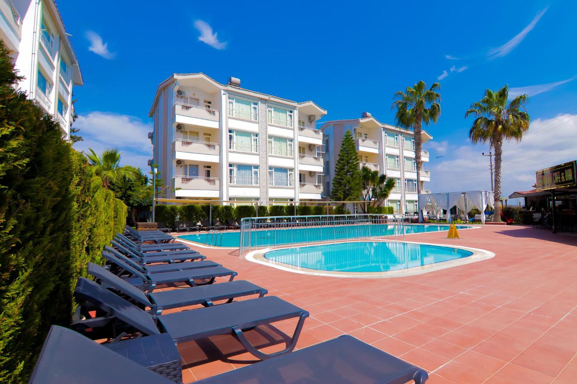 New Garden Hotel Side Exterior foto